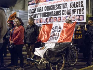Cientos de personas se manifestaron este miércoles en Perú para exigir la destitución del fiscal general peruano, Pedro Chávarry, quien ha sido vinculado con una gran red de corrupción presuntamente liderada por Hinostroza.