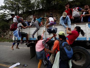 Los inmigrantes avanzan este jueves por territorio de Guatemala hacia México y mantienen intacta la esperanza de ingresar a Estados Unidos pese a la amenaza del mandatario estadounidense.