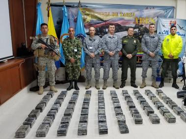 Fueron 133 kilos de cocaína los que incautaron el director de la Policía Nacional, general Jorge Hernando Nieto y el comandante de la FAC, general Carlos Eduardo Bueno.
