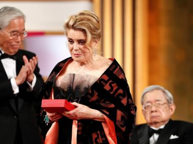 La actriz francesa Catherine Deneuve recibe el galardón de teatro/cine en la ceremonia de los premios Praemium Imperiale, en Tokio, Japón, el 23 de octubre de 2018.