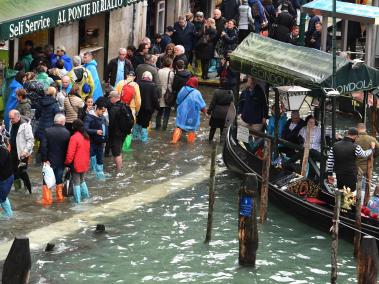 El agua alcanzó este lunes un nivel histórico en la ciudad de Venecia debido al temporal de fuertes vientos, precipitaciones y mareas altas que azota Italia.