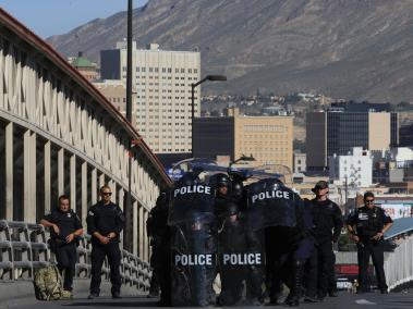 Miembros de la policía estadounidense de protección fronteriza del Paso, en el estado de Texas (EE.UU.), patrullan cerca del puente internacional de Santa Fe, en Ciudad Juárez (México).