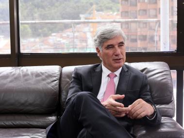 Juan Pablo Uribe, al momento de su designación como ministro, era director general de la Fundación Santa Fe de Bogotá.