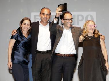 En la imagen, Eliana Rivadeneira, Jorge Stellabatti, Jorge Carom y Sussan Hoffman, al recibir los premios para EL TIEMPO.