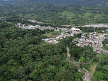 En Mocoa se está reconstruyendo un bosque como parte de la reconstrucción de la ciudad. Bosques de paz es una iniciativa que tiene como objetivo restaurar 1.5 hectáreas con el fin de fomentar la educación ambiental.