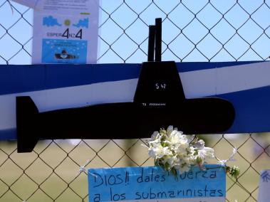Imagen de archivo que muestra el dibujo de un submarino llevado a Mar del Plata para apoyar a los familiares de la tripulación del ARA San Juan.