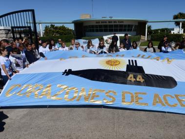 Los familiares de los 44 miembros de la tripulación del submarino ARA San Juan desaparecidos en el mar asisten a una manifestación frente a la Base Naval Argentina.