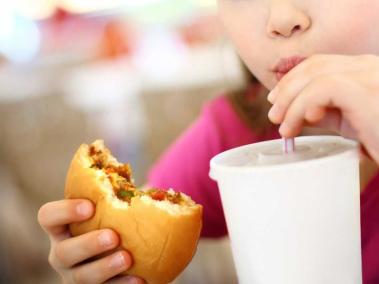 El 83 % de los estudiantes de colegio dijo comer paquetes de alimentos ultraprocesados una o más veces al día, según la encuesta.