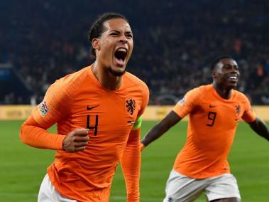 Virgil van Dijk celebra su gol.