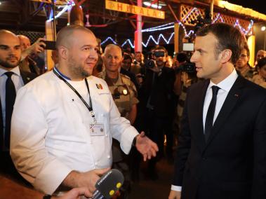 Guillaume Gómez, el chef que dirige los fogones del Elíseo, en Francia, en compañía del presidente Emmanuel Macron.