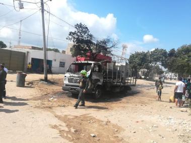 Así quedó el camión de la Policía, tras ser incinerado en vía de Maicao a corregimiento Cuatro Vías, en La Guajira. Foto: Polfa
