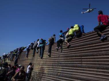 Unas 500 personas de la caravana de centroamericanos intentaron este domingo entrar a EE. UU.