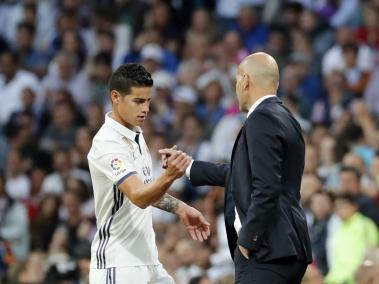 James Rodríguez y Zinedine Zidane, en una de sus últimas fotos juntos en el Real Madrid, en mayo de 2017.