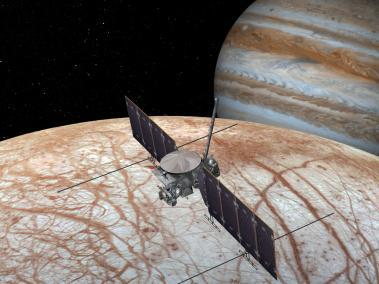 La misión Europa Clipper realizará un reconocimiento detallado de la luna Europa de Júpiter e investigará si la Luna helada podría albergar condiciones adecuadas para la vida. La misión colocará una nave espacial en órbita alrededor de Júpiter, para realizar una investigación detallada de Europa, un mundo que muestra pruebas sólidas de un océano de agua líquida bajo su corteza helada y que podría albergar condiciones favorables para la vida. La nave espacial realizará 45 sobrevuelos de Europa a altitudes de acercamiento que varían desde 2.700 a 25 kilómetros sobre la superficie.