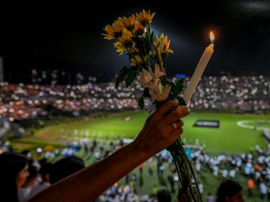En Medellín, entre tanto, más de 100,000 personas se volcaron a la calle vestidos de blanco en honor a las víctimas. En esa ciudad, además, se llevó a cabo un homenaje al equipo brasileño en el Estadio Atanasio Girardot, donde se iba a disputar la final de ida de la Copa Sudamericana ante Atlético Nacional.