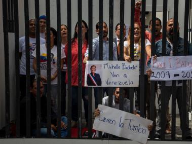 Familiares de presos políticos venezolanos vuelven a acudir a la sede de la ONU en Caracas para exigir la fecha de la visita de la alta comisionada de DDHH de la ONU, Michelle Bachelet, a Venezuela.
