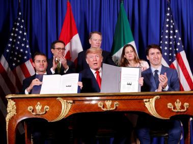 El presidente de México, Enrique Peña Nieto (izq.); el mandatario de EE. UU., Donald Trump (c.), y el primer ministro de Canadá, Justin Trudeau (d.), firman el T-MEC antes de la cumbre del G20.