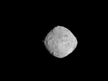 Esta imagen, tomada por una cámara PolyCam, muestra al asteroide Bennu a 300 píxeles y se ha estirado para aumentar el contraste entre luces y sombras.