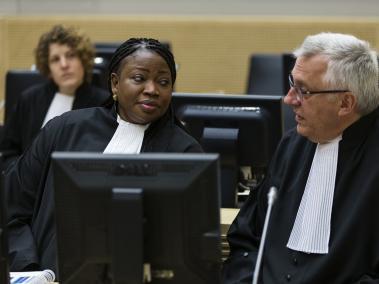 Fiscal Fatou Bensouda (D) y fiscal adjunto James Stewart de la Corte Penal Internacional (CPI).
