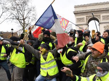 Grupo de los denominados Chalecos amarillos se enfrenta a la Policía en el centro de París.
