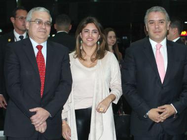 Gilberto Mejía, director de la Clínica; María Juliana Ruiz e Iván Duque, presidente de la República.