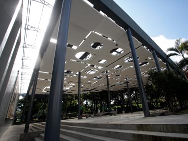 La zona central de la biblioteca es un espacio amplio, con luz natural, ventanales, y conecta los diferentes espacios.
