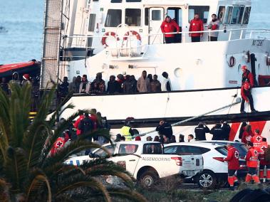 El bote de rescate de la ONG Proactiva Open Arms con inmigrantes rescatados en el Mar Mediterráneo central, en el Centro de Asistencia Temporal para Extranjeros (CATE) en el puerto de Algeciras.