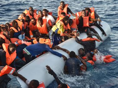 Miles fallecen al naufragar las embarcaciones en que intentan llegar a las costas de Italia y de España.