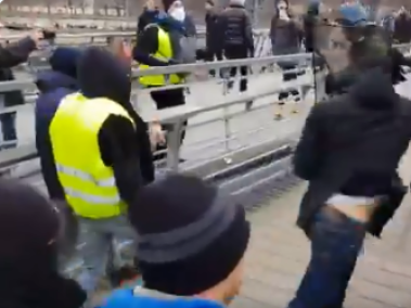Exboxeador hace retroceder a la Policía de Francia en una nueva protesta de los 'chalecos amarillos'.