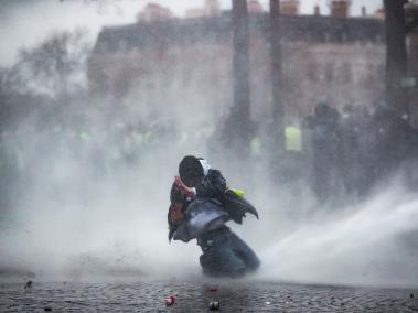 La policía antidisturbios de París disuadió a los manifestantes con sus cañones de agua.