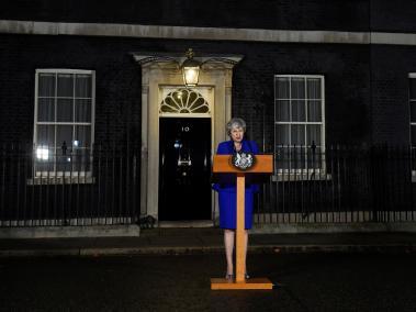 La primera ministra británica, la conservadora Theresa May, en una comparecencia frente a su residencia oficial de Downing Street, en Londres, tras superar con éxito una moción de censura.