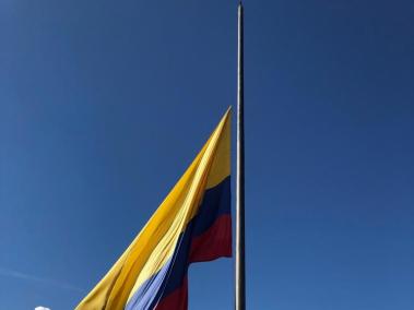 La bandera de Colombia estuvo a media asta tras el atentado.