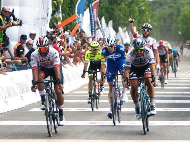Fernando Gaviria (izq.) y su segunda victoria en la Vuelta a San Juan.