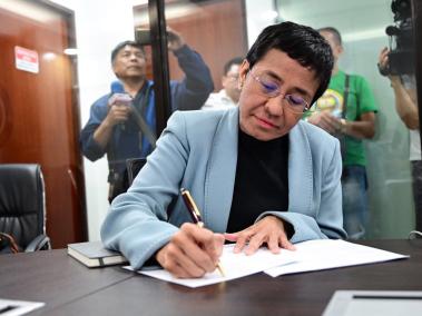 La periodista filipina Maria Ressa, directora del portal Rappler, firma documentos en la Oficina Nacional de Investigación tras su detención este miércoles en Manila, Filipinas.