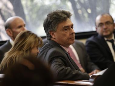El exdirector de la DNE Carlos Albornoz salió absuelto en un caso, pero tiene otros dos activos.