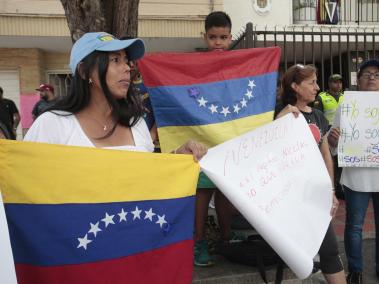 Los venezolanos que viven en la ciudad tienen la costumbre de reunirse en las afueras del Consulado de Venezuela en la comuna 16, Belén.