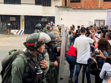 Un piquete de policía antimotines bloquea el paso de los transeúntes por el puente Francisco de Paula Santander, del lado venezolano.