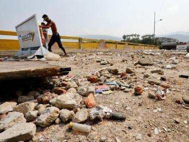 Los fuertes disturbios que tuvieron lugar en el puente Simón Bolívar el sábado luego de la intensa lucha por ingresar la ayuda humanitaria dejaron cuantiosos daños materiales, además de las decenas de personas lesionadas por la respuesta de las fuerzas del régimen de Nicolás Maduro.