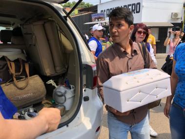 El cuerpo del bebé fallecido yace en un cofre  a la espera de ser sepultado en el seno de su hogar en Venezuela.