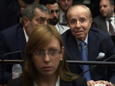 El expresidente argentino, Carlos Menem, asistió a la audiencia para escuchar el veredicto del juez.