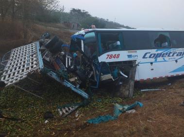Un bus de Copetran y una camión colisionaron a la altura de Aguachica, Cesar.