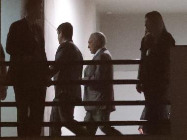 Momentos en que el expresidente brasileño Michel Temer (c) llegó este jueves en la noche a la sede de la Policía Federal de Río de Janeiro (Brasil).
