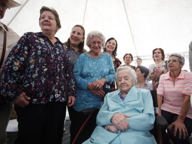 Entre sus hijos y nietos, rodearon a Teresa en su cumpleaños número 108 para celebrar por sus años de vida que la posicionan como una de las mujeres mas longevas de Envigado.