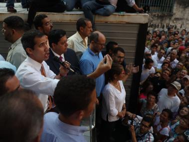 "Me quieren ver preso. No tengan duda de eso. Pero no hay preocupación por eso", dijo el líder opositor Juan Guaidó (i.) a una congregación en Caracas después de conocer la orden del TSJ en su contra.