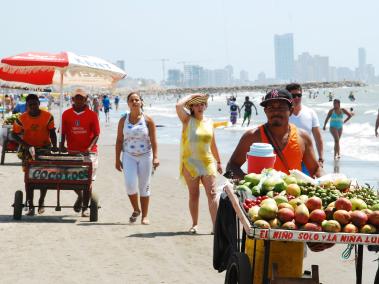 Cartagena es una de las ciudades en las que más casos de precios exagerados se han conocido. Por ejemplo, en las playas de La Boquilla se estima que una bandeja con pescado vale más de $20.000, una cazuela de mariscos más de $30.000 y los líquidos como cerveza, agua y gaseosa personal más de $5.000 pesos la unidad.