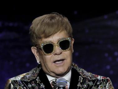 Elton John, durante una época en la cúspide de la fama musical, sufrió de bulimia a causa del exceso de drogas. Este abuso farmacológico también le causaba ataques epilépticos y dificultades físicas.