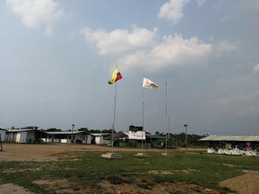 En el campo que queda en la mitad del ETCR las banderas de Colombia y del partido político Farc, surgido tras el acuerdo de paz, ondean juntas.