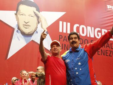 Esta imagen del 2014 muestra al general Hugo Carvajal con el presidente Nicolás Maduro en un congreso del PSUV, el partido del chavismo.