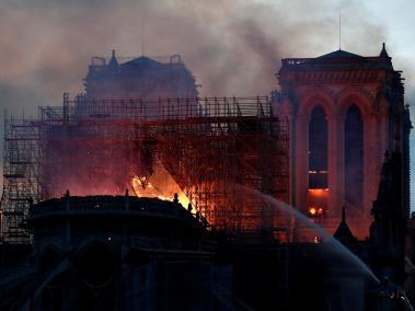 Bomberos combaten con las llamas que persisten en la catedral de Notre Dame. El presidente Macron dio por salvada la estructura del emblemático templo de París.