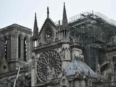 La Fundación del Patrimonio, una organización privada que trabaja por la salvaguarda del patrimonio francés, lanzará este martes una "colecta nacional" para la reconstrucción de la catedral. Por su parte, la familia Pinault, una de las más ricas del país, anunció el desbloqueo de 100 millones de euros para la reconstrucción.